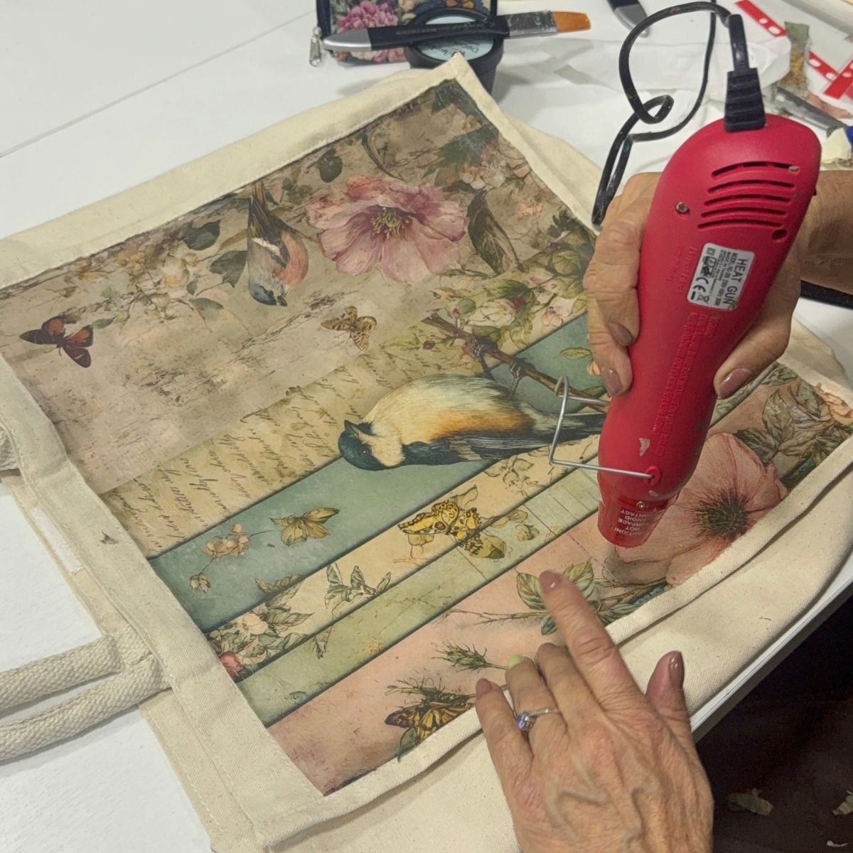 Workshop Proyecto Bolso Anukis – Decoupage con Papel Seda